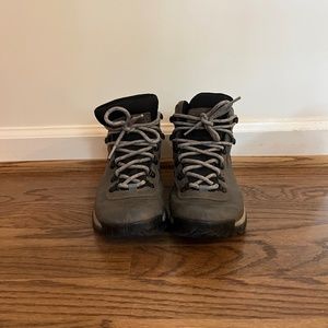 Columbia women’s hiking boots 8.5